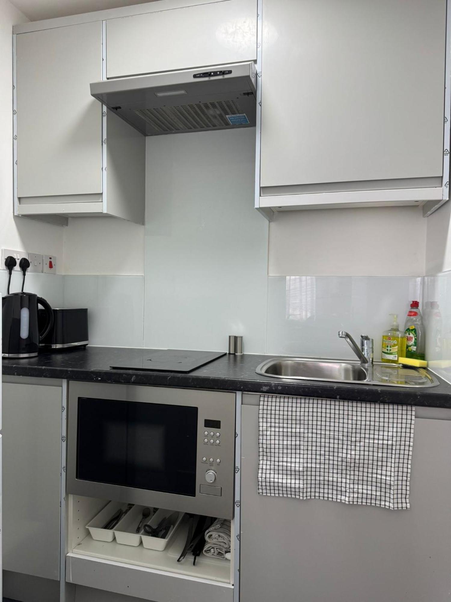 Apartment Spacious In Golders Estate 1