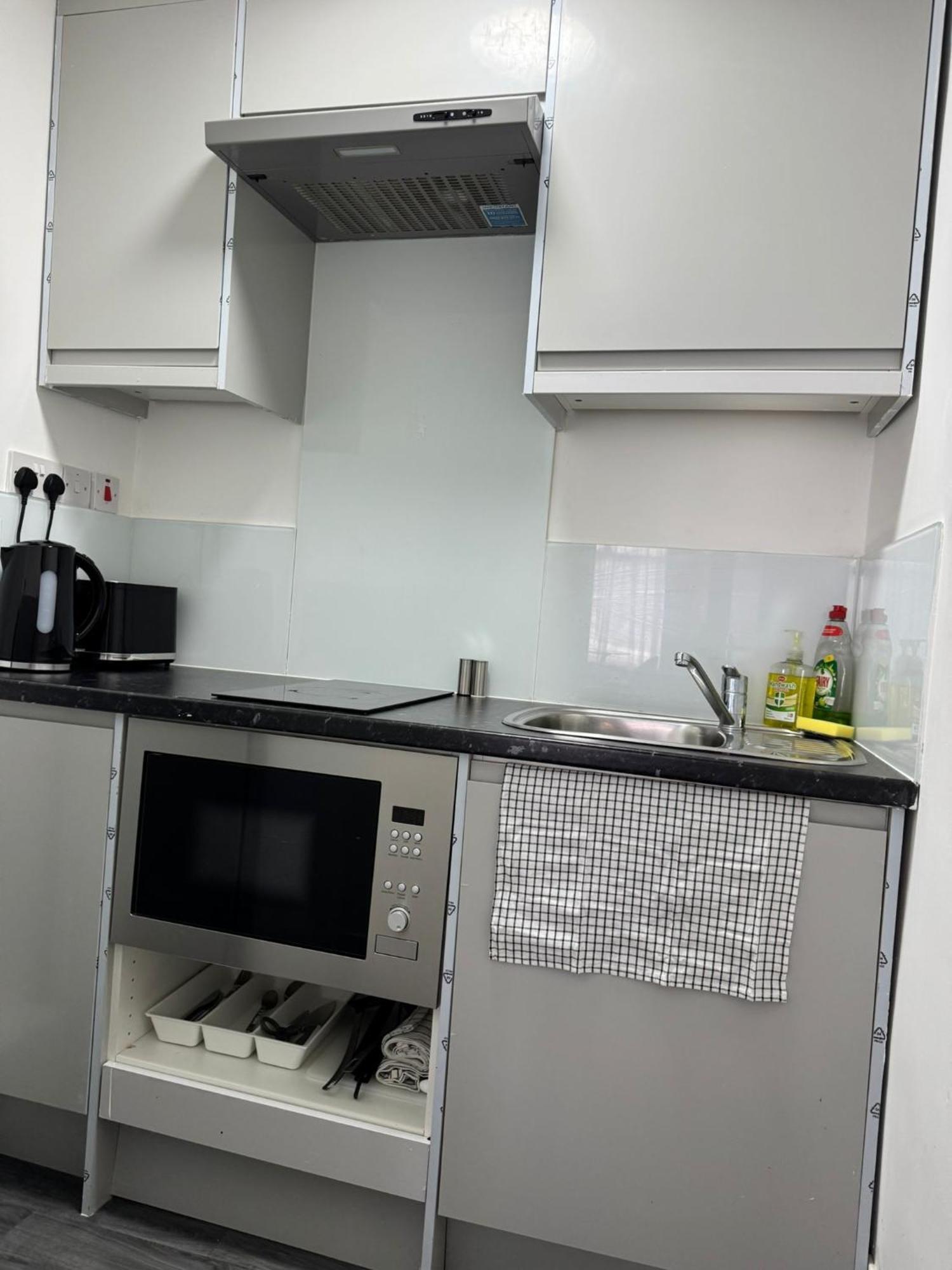 Spacious In Golders Estate 1 Apartment *