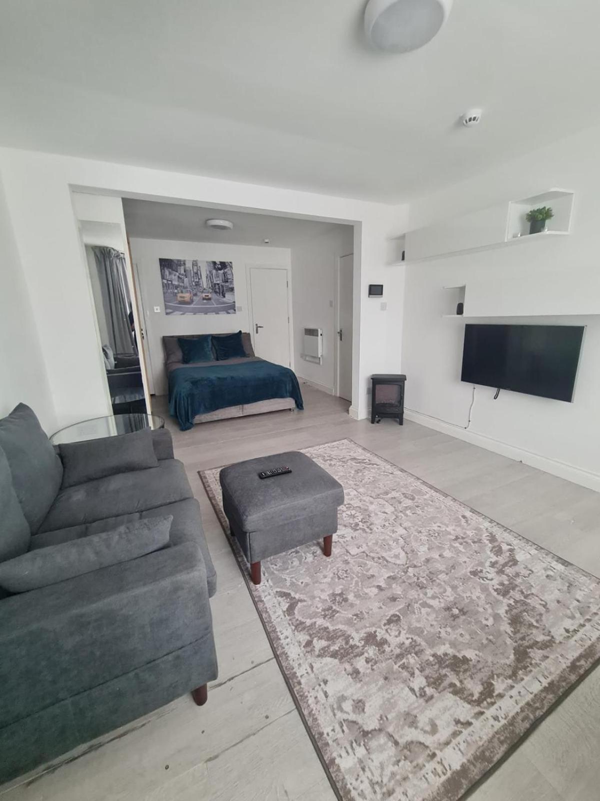 Spacious In Golders Estate 1 Apartment London