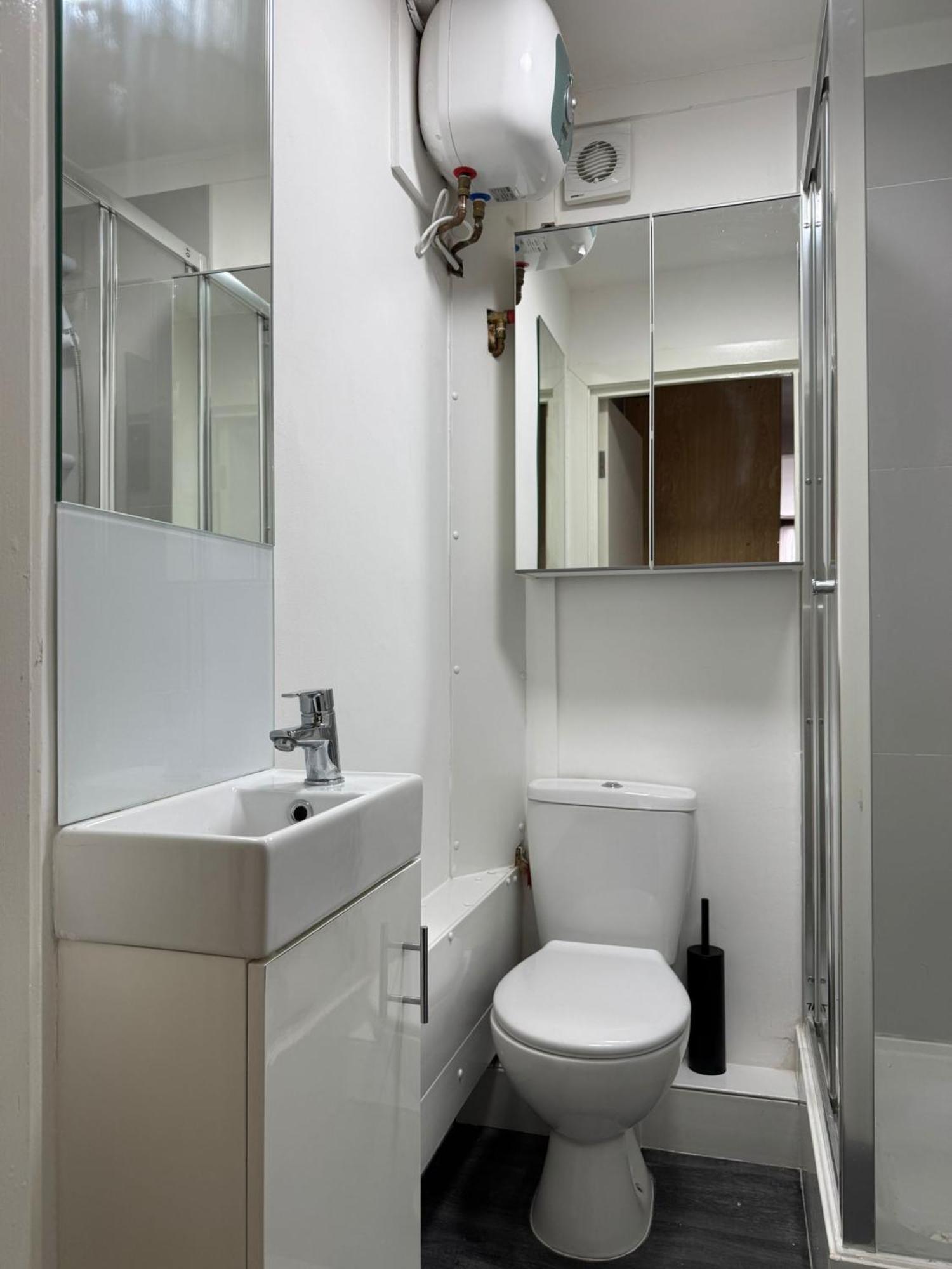 Spacious In Golders Estate 1 Apartment London