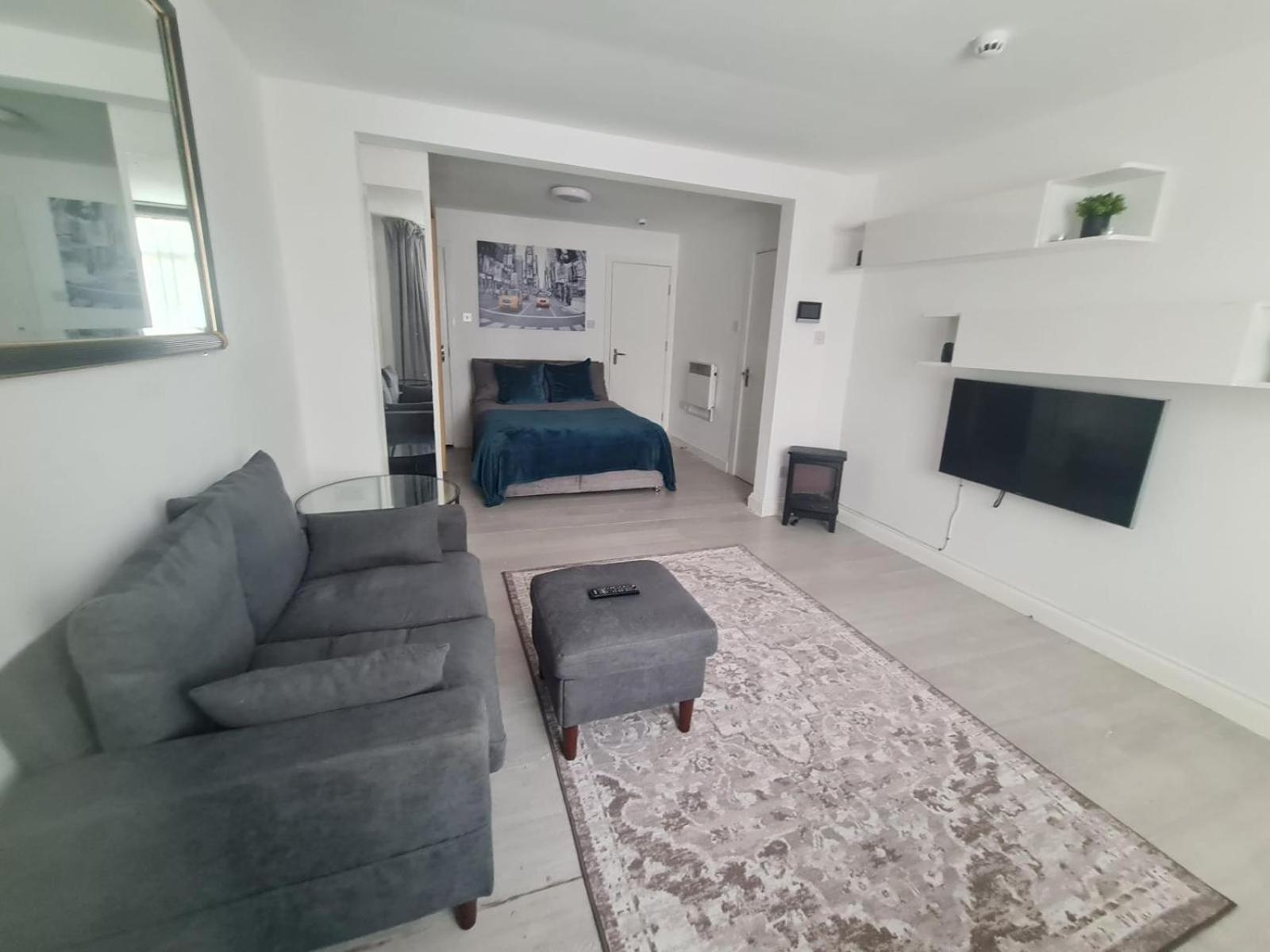 Apartment Spacious In Golders Estate 1 *