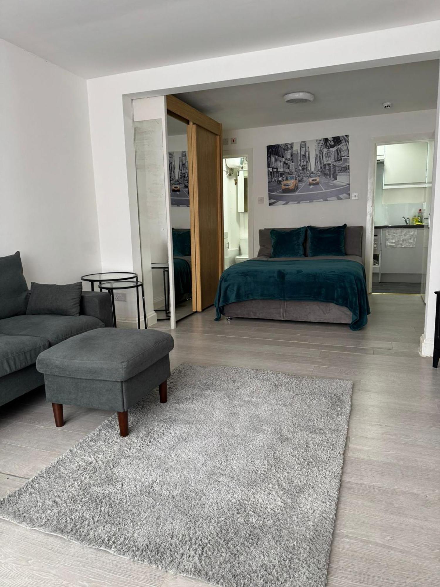 Spacious In Golders Estate 1 * London