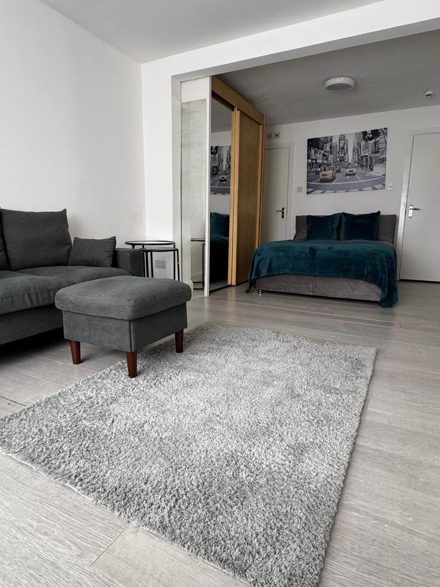 Spacious In Golders Estate 1