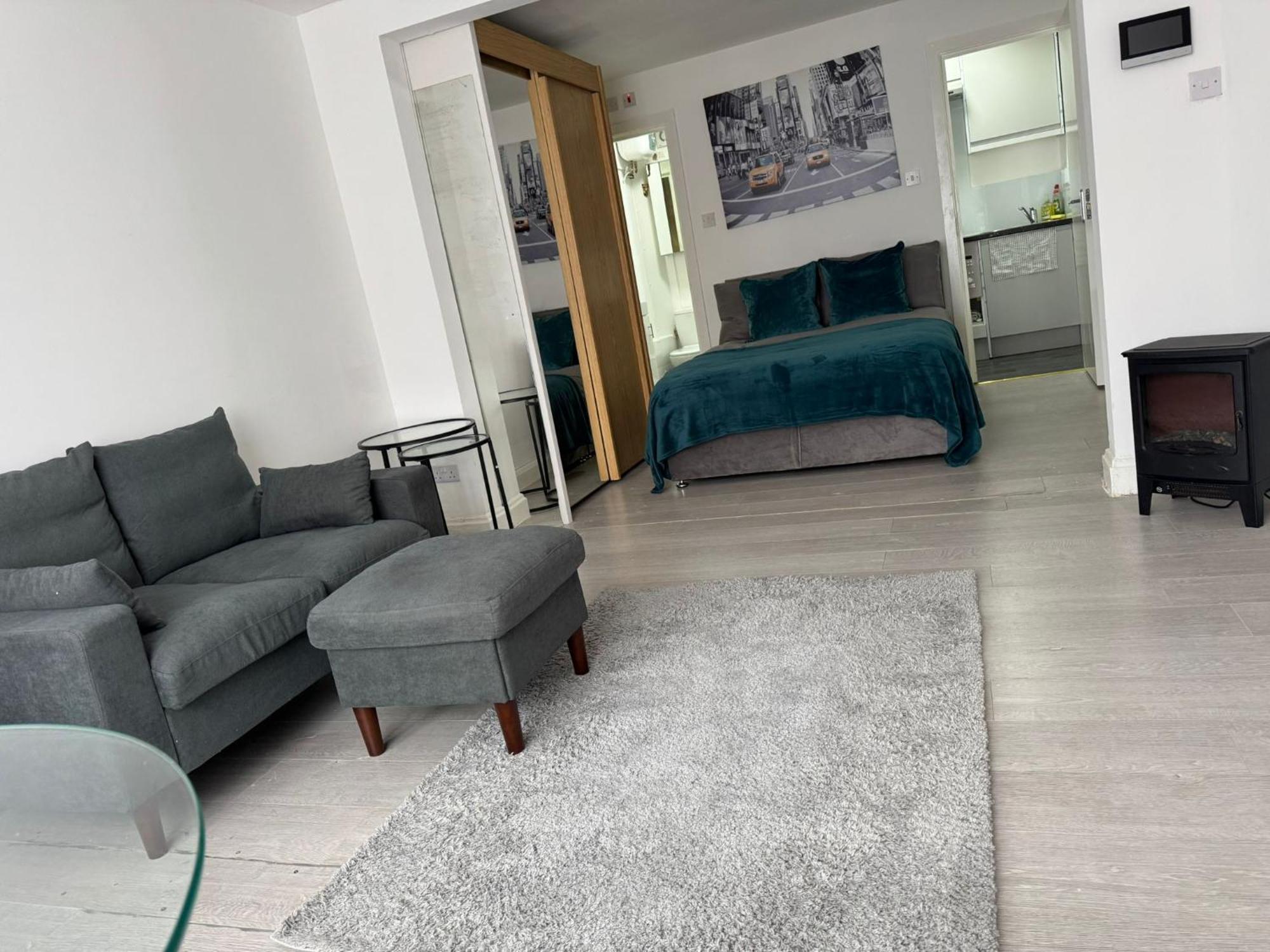Spacious In Golders Estate 1 Apartment *