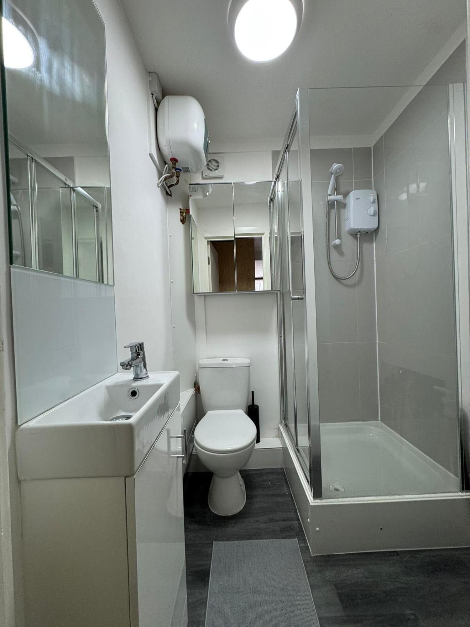 Spacious In Golders Estate 1 * London