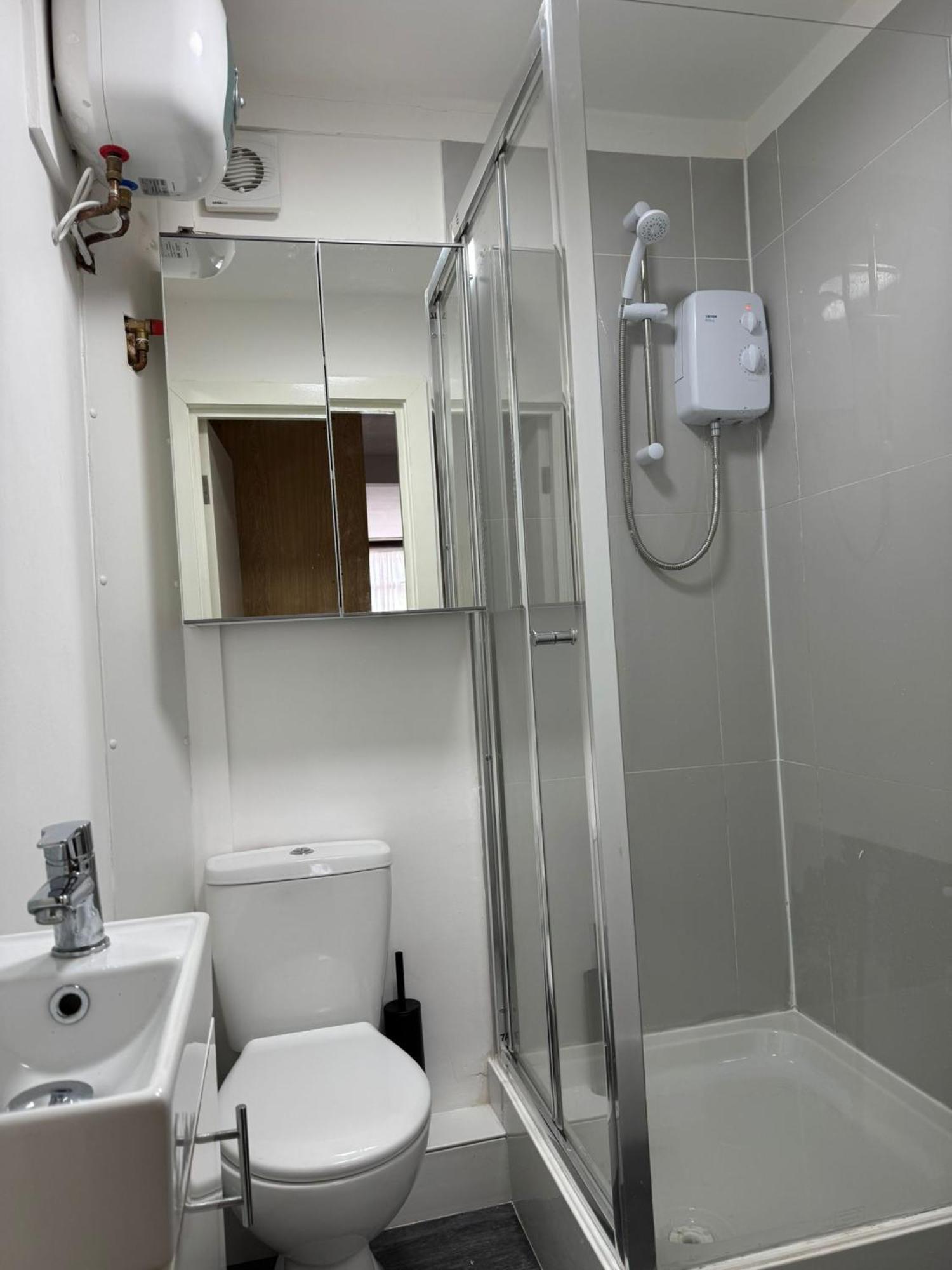 Spacious In Golders Estate 1 Apartment London