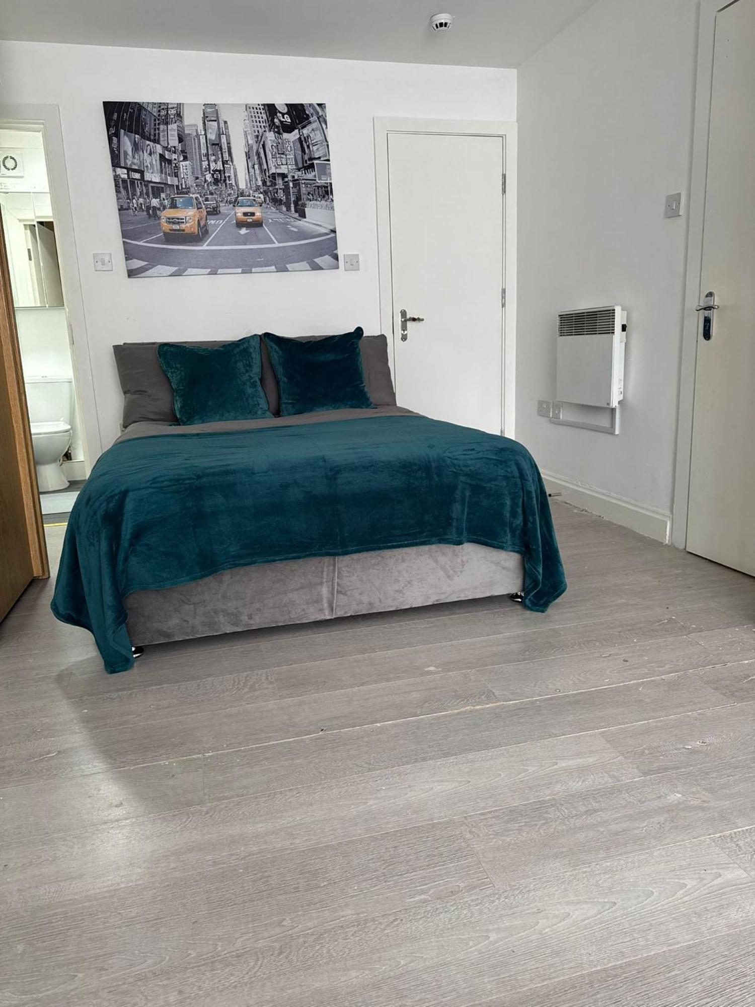 Spacious In Golders Estate 1 *