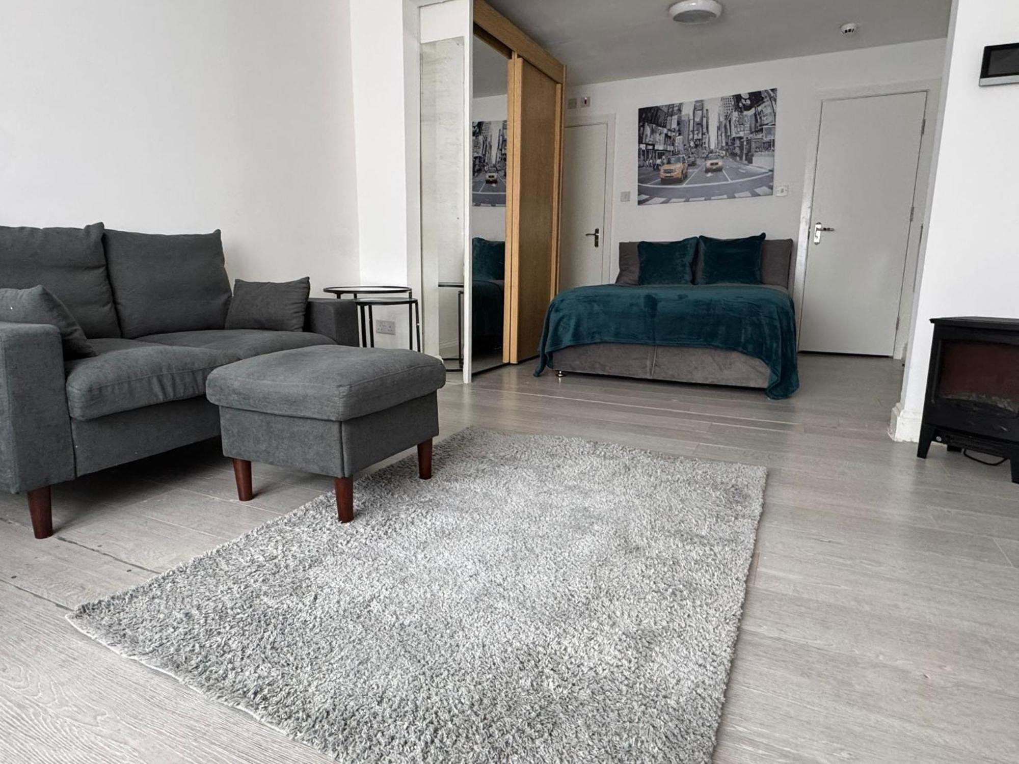 Spacious In Golders Estate 1 London