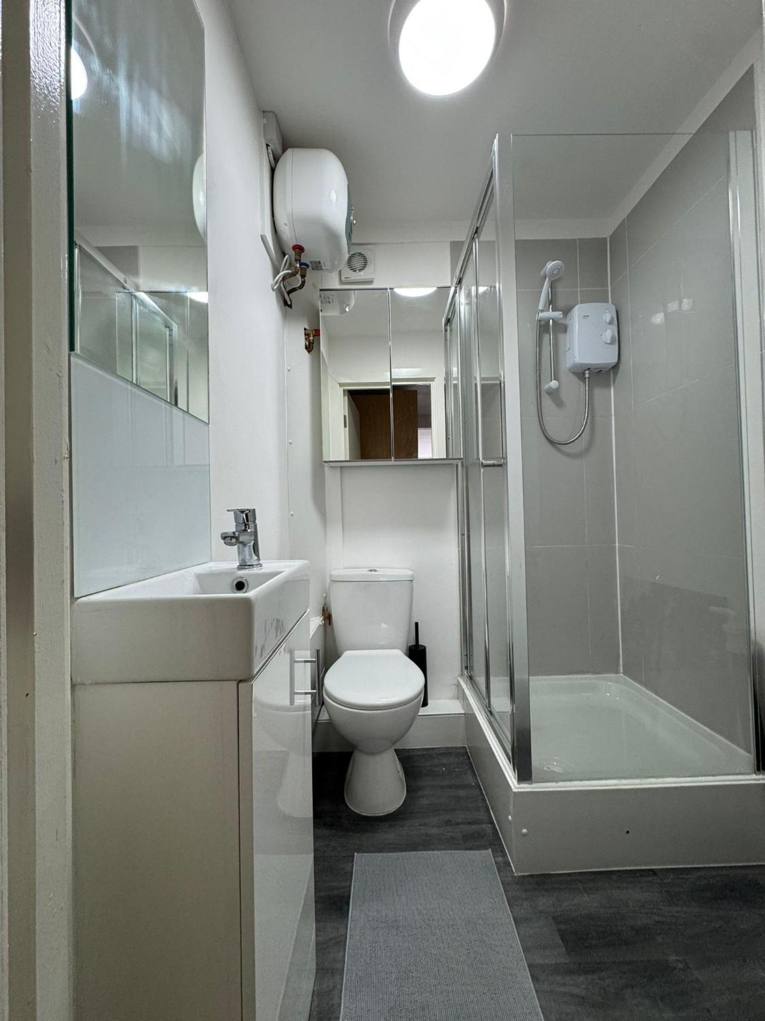 Spacious In Golders Estate 1 * London