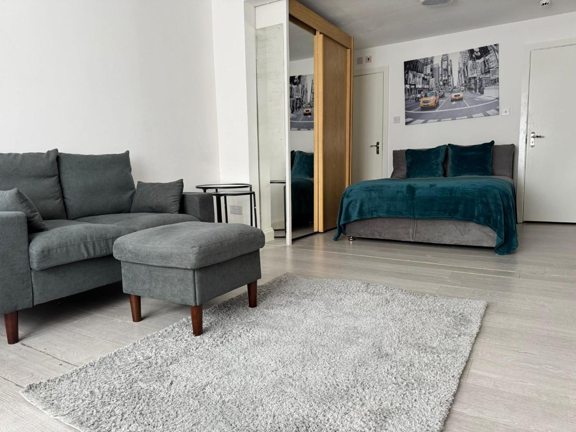 Spacious In Golders Estate 1 Apartment *
