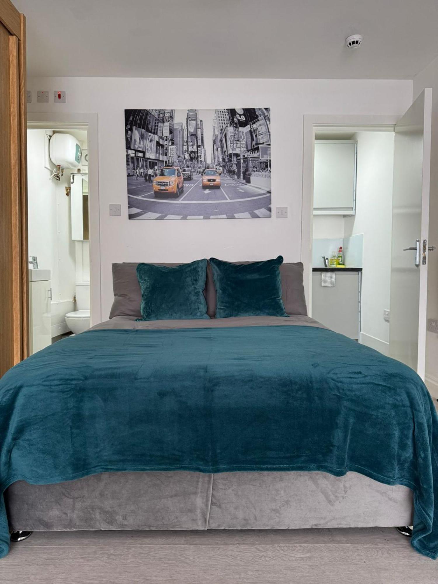 Spacious In Golders Estate 1 Apartment London