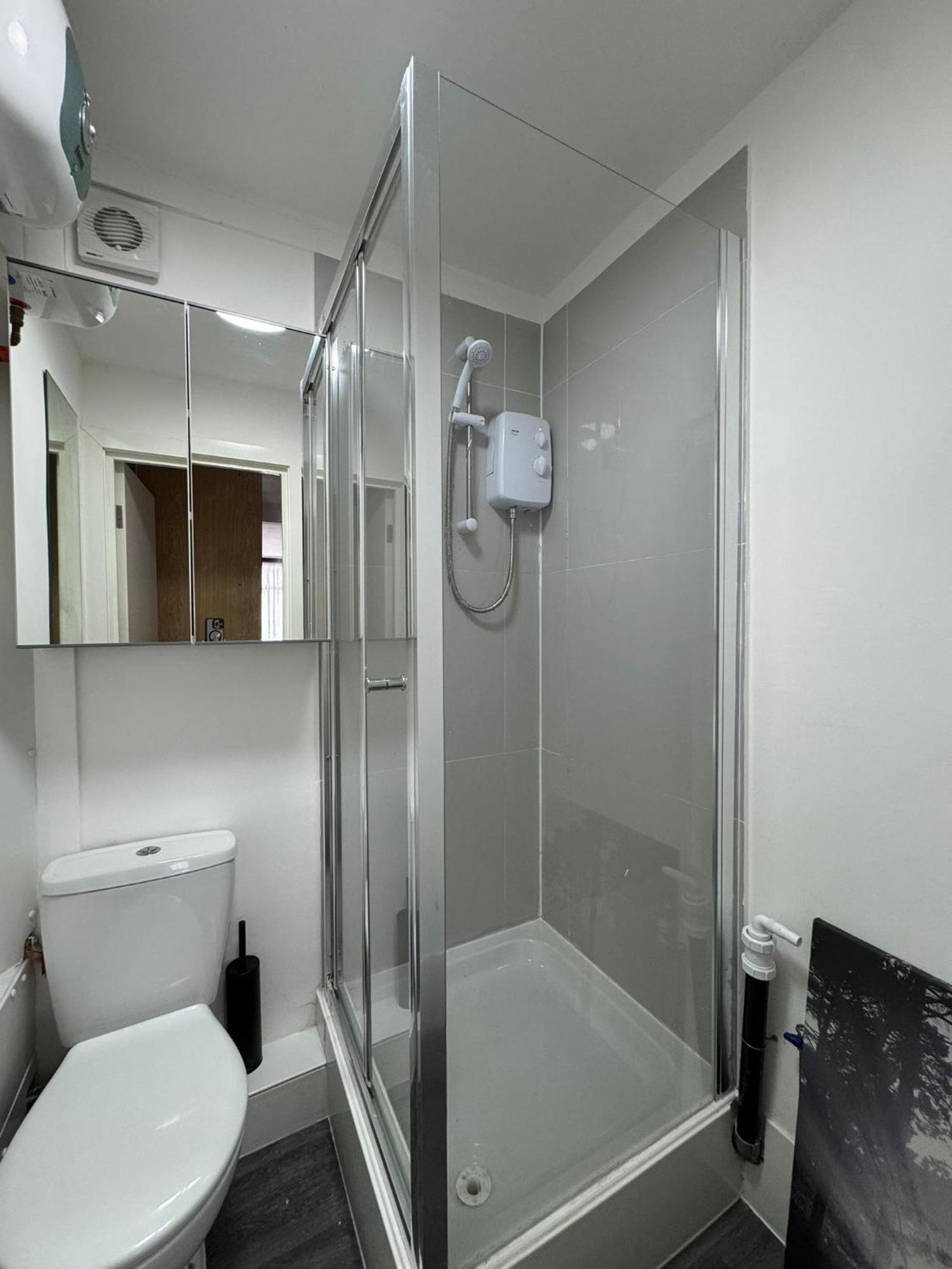 Spacious In Golders Estate 1